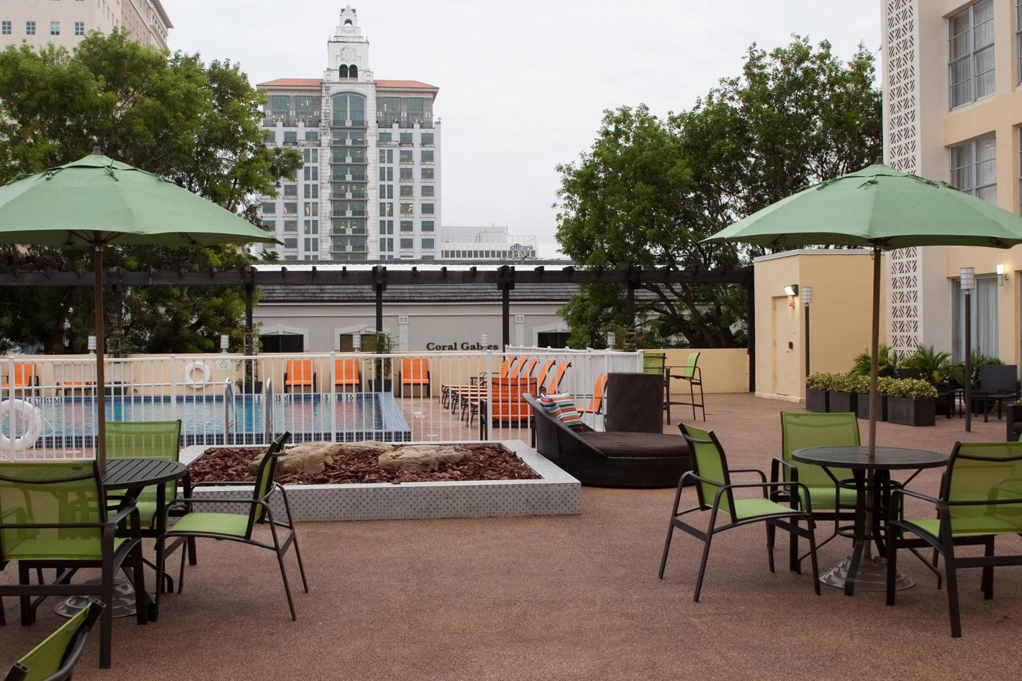 Courtyard Miami Coral Gables Hotel Exterior foto