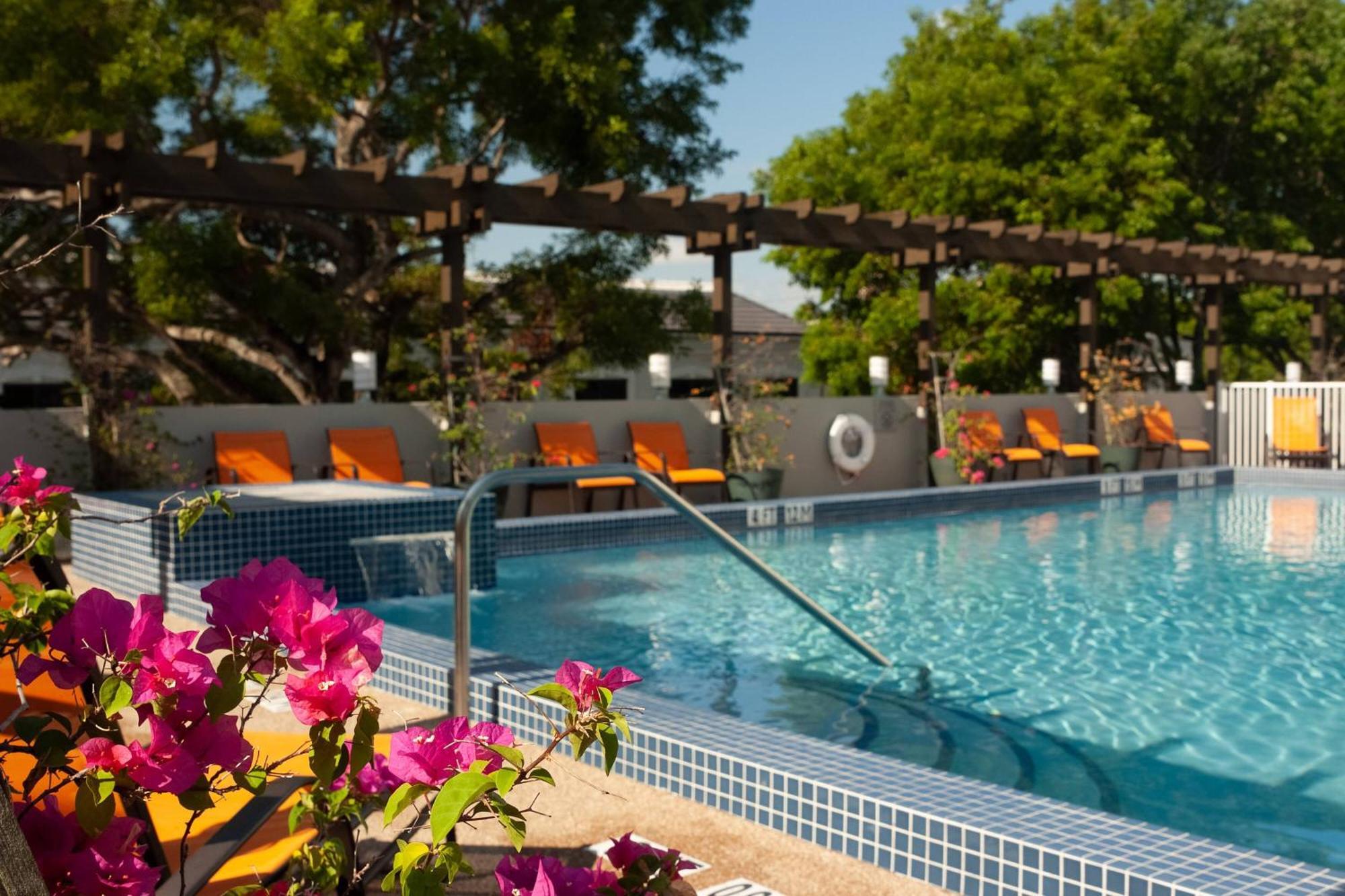 Courtyard Miami Coral Gables Hotel Exterior foto